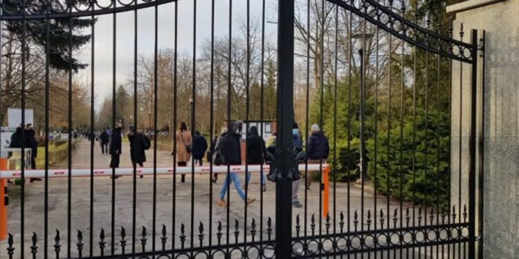 Gorzowianie odwiedzają groby bliskich