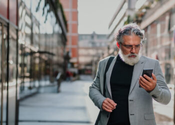 Wciskał seniorom zbędne usługi. Pracownik salonu sieci komórkowej oskarżony o oszustwa!