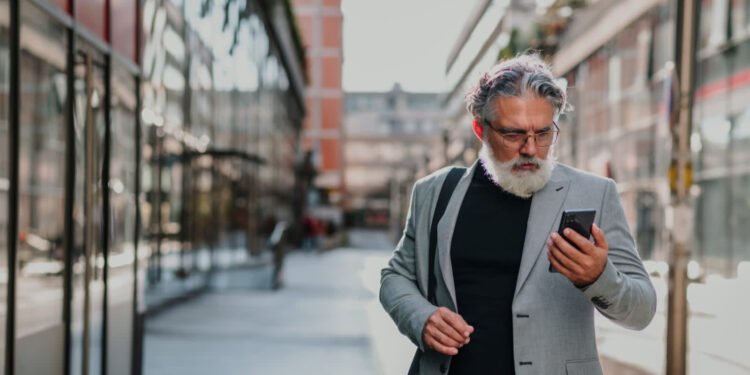 Wciskał seniorom zbędne usługi. Pracownik salonu sieci komórkowej oskarżony o oszustwa!