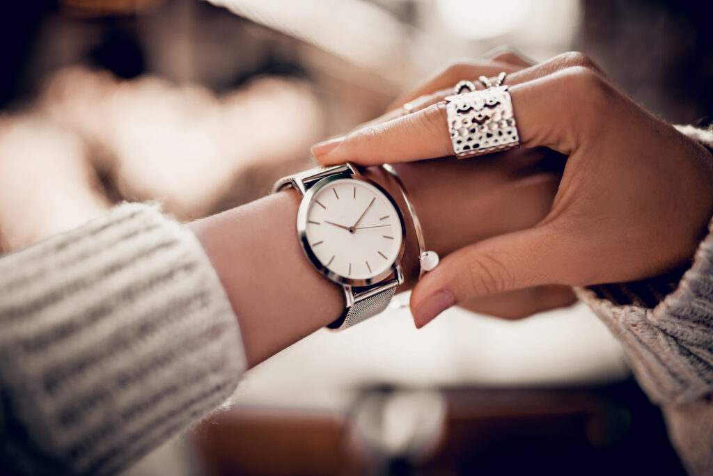 Co oznacza zegarek na lewej ręce?
