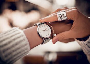 Co oznacza zegarek na lewej ręce?