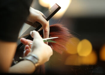 Jak wzmocnić końcówki włosów i nadać fryzurze lekkości?