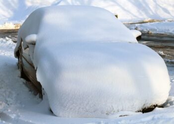 Policja przypomina: odśnieżaj auto!