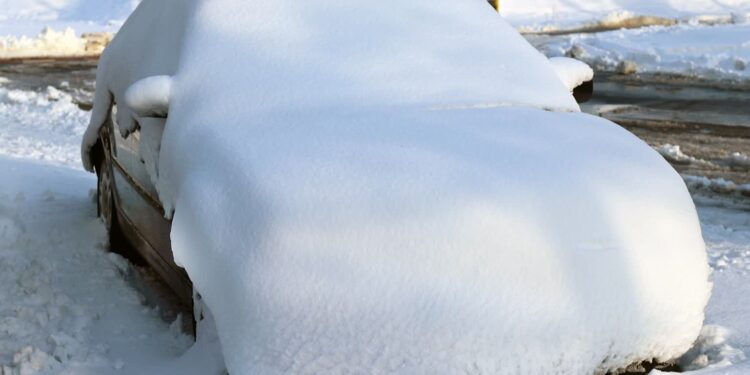 Policja przypomina: odśnieżaj auto!