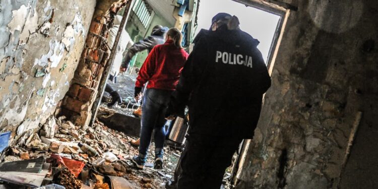 Czujność kobiety pomogła uratować bezdomnego