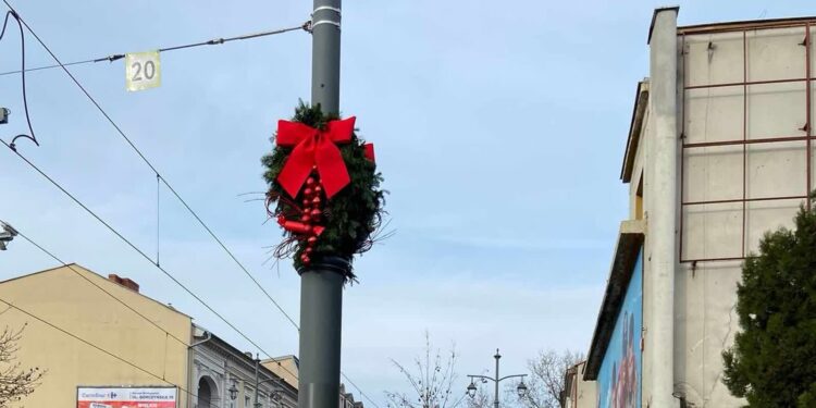 Trwa przedświąteczne ozdabianie miasta