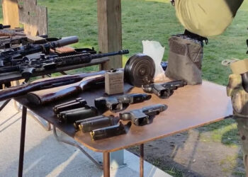 Skradziono samochód z bronią