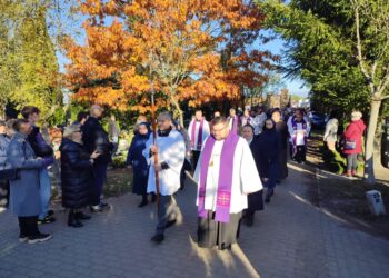 Procesja i msza na cmentarzu