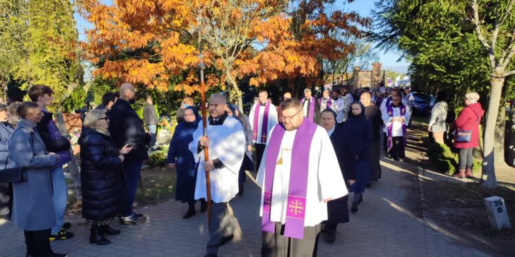 Procesja i msza na cmentarzu