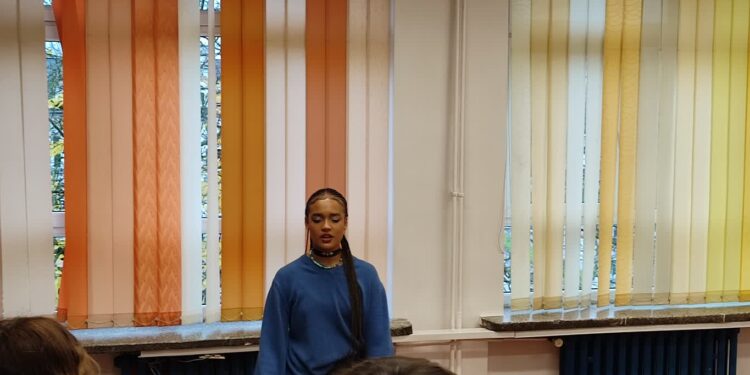 Sara James w III liceum w Gorzowie