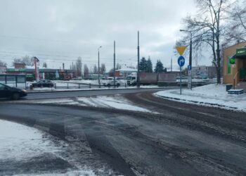 Kończą akcję odśnieżania. Jedna z piaskarek czasowo unieruchomiona