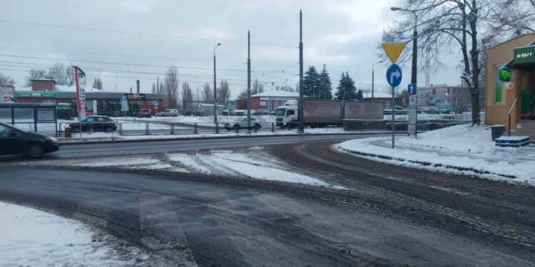 Kończą akcję odśnieżania. Jedna z piaskarek czasowo unieruchomiona