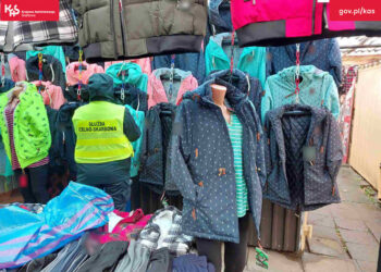 Funkcjonariusze KAS przejęli w Kostrzynie ponad 1,5 tys. sztuk podrabianej odzieży