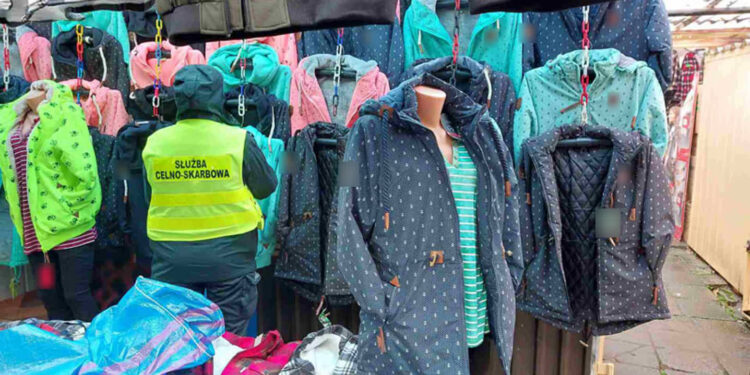 Funkcjonariusze KAS przejęli w Kostrzynie ponad 1,5 tys. sztuk podrabianej odzieży