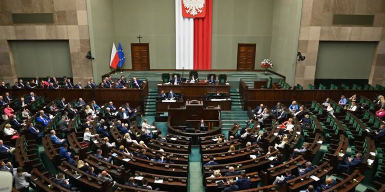 Dziś inauguracyjne posiedzeniu Sejmu X kadencji. Odbędzie się ślubowanie posłów, wybór marszałka Izby i dymisja rządu