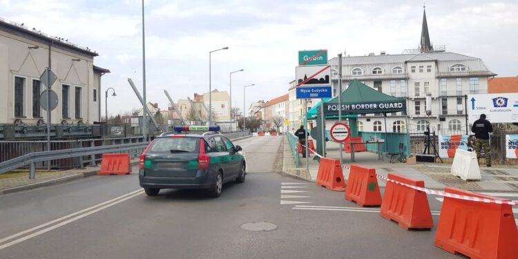 Bez zatorów w ruchu drogowym na polsko-niemieckiej granicy