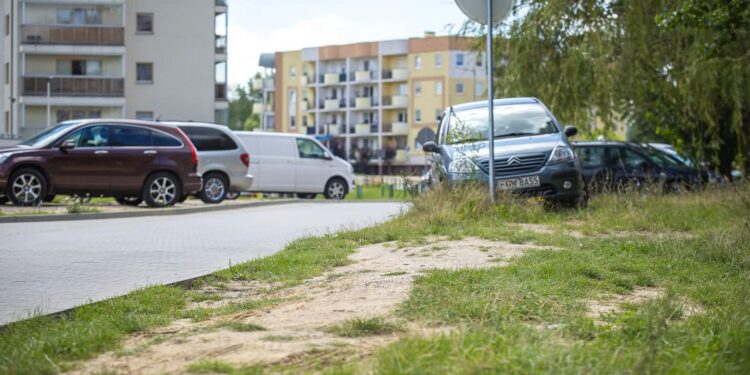 Niechciana inwestycja na Górczynie. Czy mieszkańcy ul. Grabskiego doczekają się parkingu i chodnika?