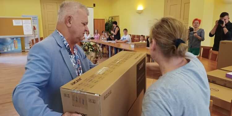 Ponad 200 laptopów dla żagańskich czwartoklasistów