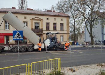 Wylewają asfalt na rondzie Kosynierów Gdyńskich