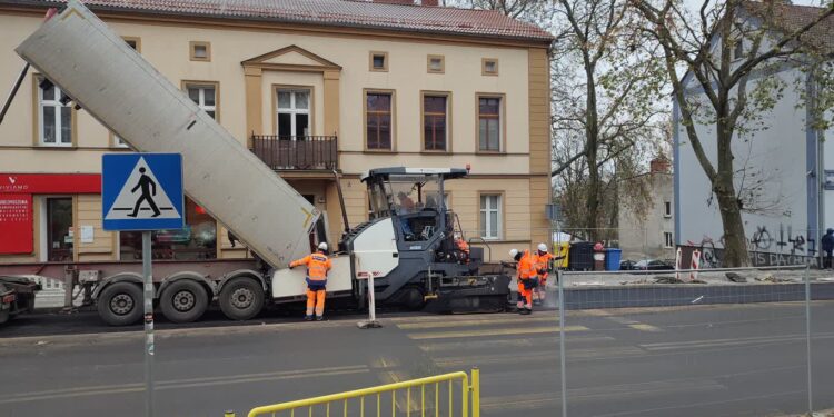 Wylewają asfalt na rondzie Kosynierów Gdyńskich