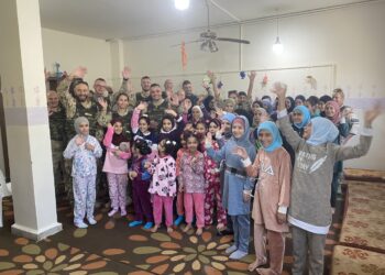 Polscy żołnierze przekazali wyprawki szkolne libańskim dzieciom