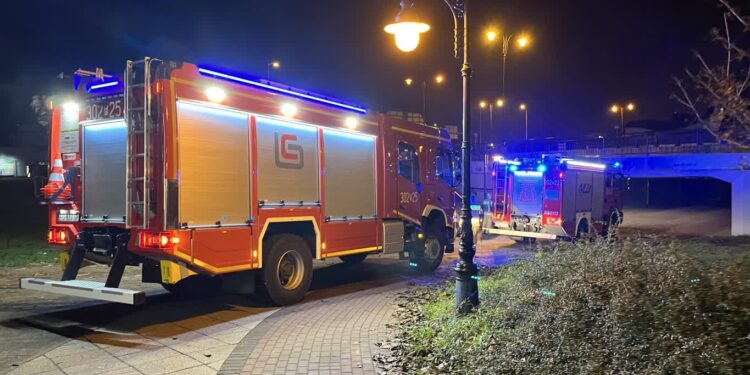 Groźny pożar pod Dominantą – ewakuacja imprezowiczów