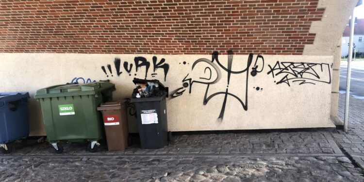 Niszczą estakadę. Stowarzyszenie na Rzecz Estetyki Miasta apeluje o reakcję