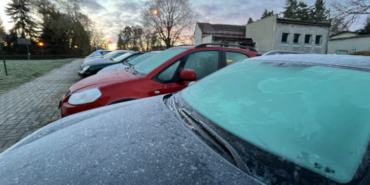 Jak kierowcy radzą sobie z porannym mrozem