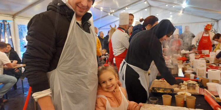 Mieszkańcy lepią pierogi z Pascalem Brodnickim. Drugi dzień atrakcji przy Arenie