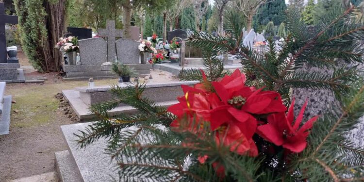 Gorzowianie odwiedzają groby bliskich
