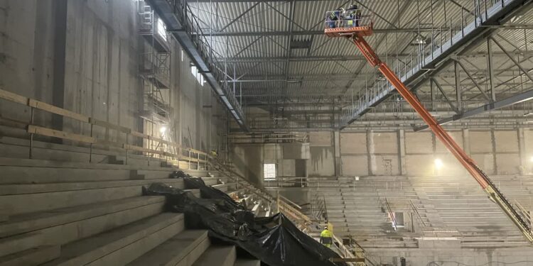 Wykonawca hali sportowej wstrzymał prace i chce rozmawiać o zwiększeniu umowy