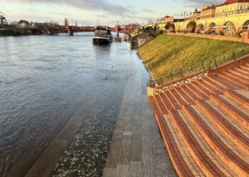 Dolne tarasy bulwarów zalane. Jest zakaz wstępu