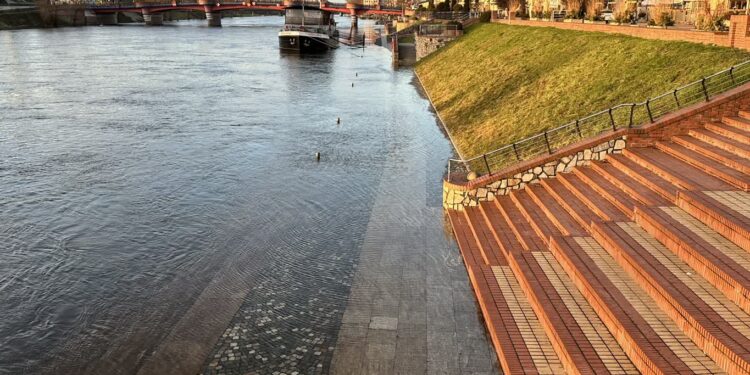 Dolne tarasy bulwarów zalane. Jest zakaz wstępu