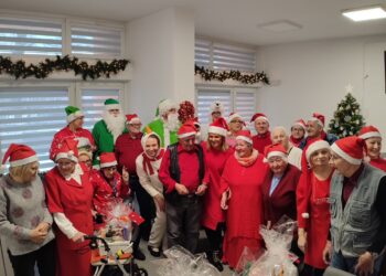 Zielony Mikołaj odwiedza uczniów i seniorów