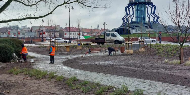 Skwer wciąż niegotowy, ale zmiany widać już wyraźnie