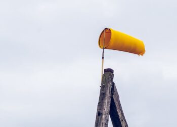 IMGW ostrzega przed silnym wiatrem