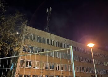 Silny wiatr naruszył liny masztu na przychodni GLS