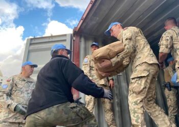 Polscy żołnierze pomagają libańskim cywilom