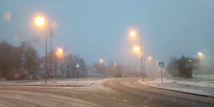 Uwaga kierowcy. Trudne warunki na drogach