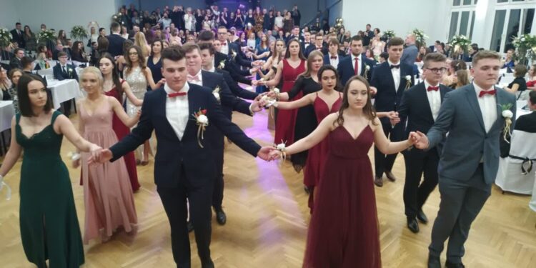 Poloneza czas… poćwiczyć! Jak gorzowskie licea przygotowują się do studniówek?