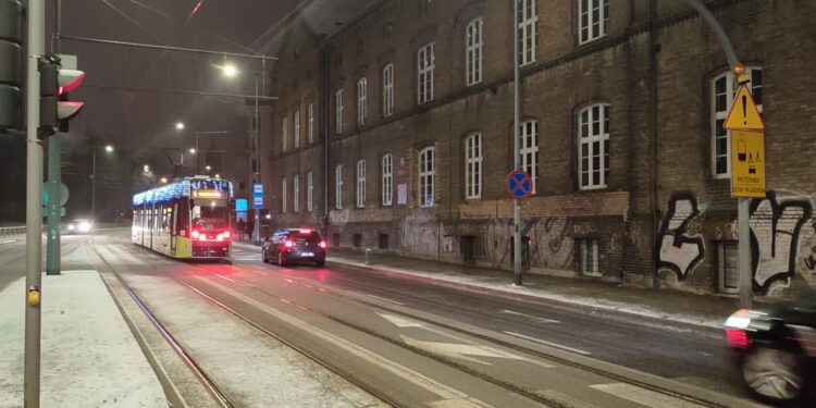 Pogoda utrudnia prace na przystanku