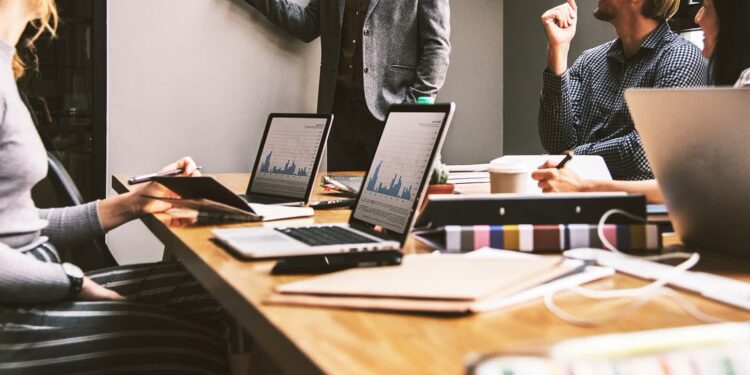 Specjaliści jakich zawodów będą potrzebni w tym roku? Wojewódzki Urząd Pracy opublikował barometr zawodów 2024