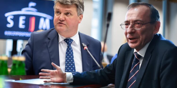 Szef MSWiA o sprawie Kamińskiego i Wąsika: Policja czeka na stosowne polecenie sądu