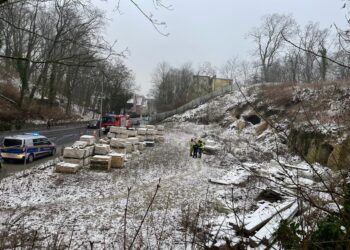 Akcja służb na Walczaka. Wczoraj osunęła się tam skarpa