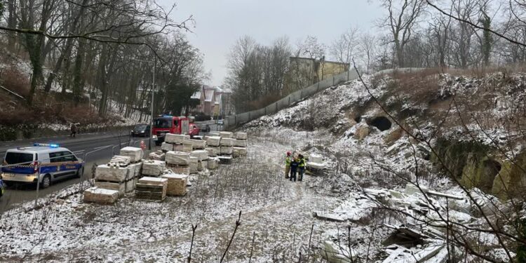 Akcja służb na Walczaka. Wczoraj osunęła się tam skarpa
