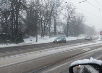 Zaśnieżony Gorzów, korki na ulicach