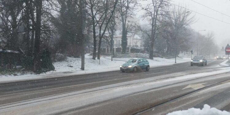 Zaśnieżony Gorzów, korki na ulicach