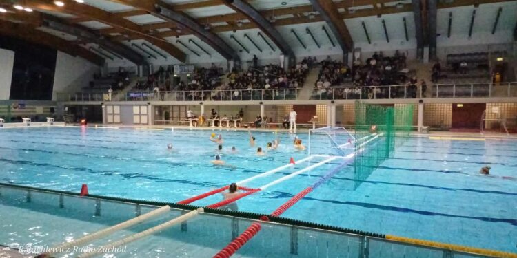 Wielkie emocje i zwycięstwo waterpolistów Alfy