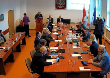 Radni powiatu odwołali starostę Magdalenę Pędziwiatr