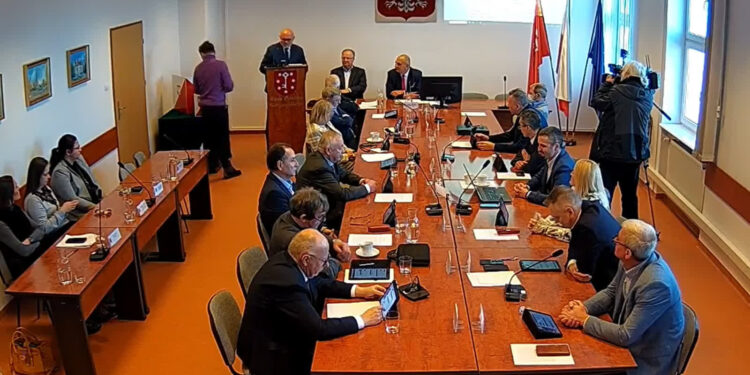 Radni powiatu odwołali starostę Magdalenę Pędziwiatr